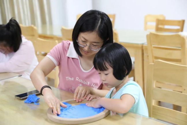 亲子手工、歌舞表演、非遗体验……宝山这里开展多彩活动迎“双赢彩票八一”(图2)