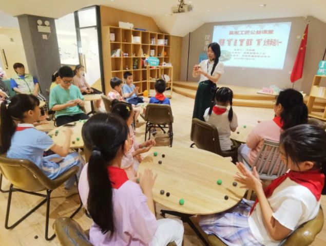 亲子手工、歌舞表演、非遗体验……宝山这里开展多彩活动迎“双赢彩票八一”(图5)