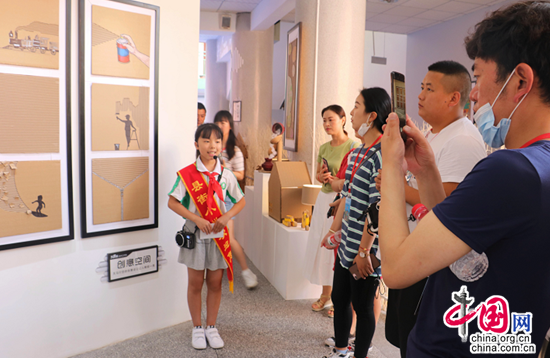 双赢彩票“瓦楞纸上的美”乐山县街小学“瓦楞纸工作坊”接受参观学习(图2)