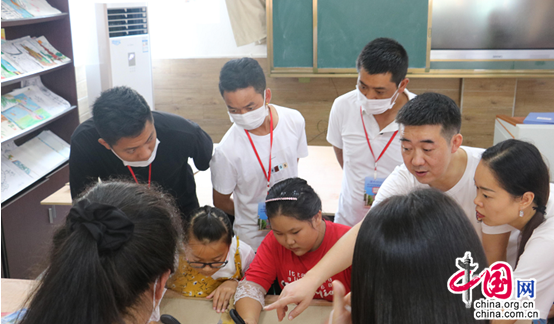 双赢彩票“瓦楞纸上的美”乐山县街小学“瓦楞纸工作坊”接受参观学习