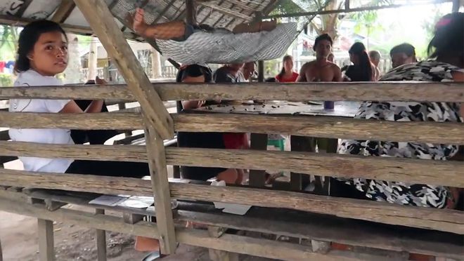 老双赢彩票外研究能折叠的纸板桌椅重量才30斤一手就能拎起来(图4)