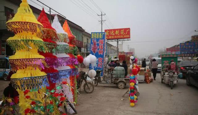 探访死人用品批发市场：老板亲自穿孝衣拍“卖家秀”双赢彩票(图2)
