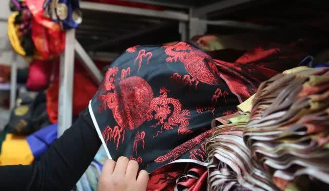 探访死人用品批发市场：老板亲自穿孝衣拍“卖家秀”双赢彩票(图3)