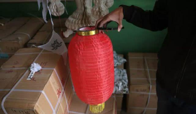 探访死人用品批发市场：老板亲自穿孝衣拍“卖家秀”双赢彩票(图4)