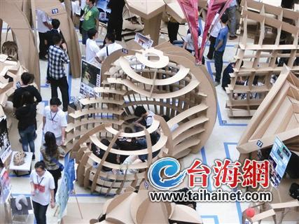 厦门200多名大学生1天时间用瓦楞板双赢彩票搭26间房子(图2)