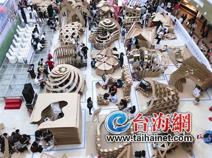 厦门200多名大学生1天时间用瓦楞板双赢彩票搭26间房子