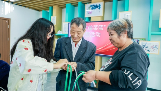 苏州漕湖：建引领趣味手工 编织温暖邻里情双赢彩票(图2)